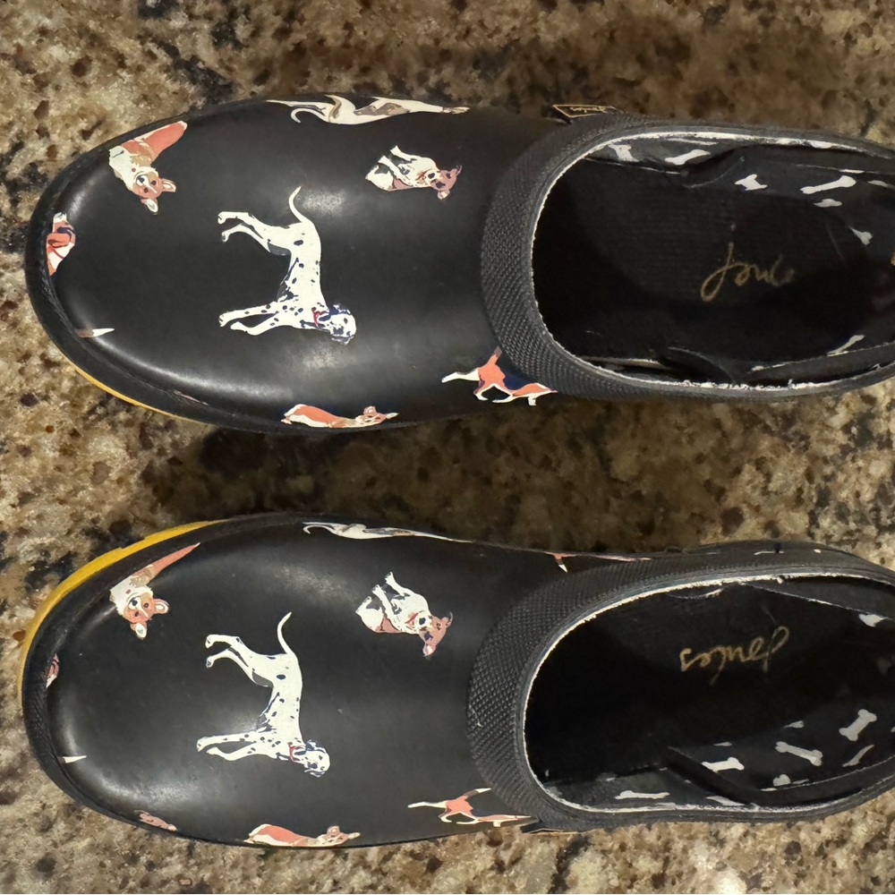 Joules pop on rain shoes